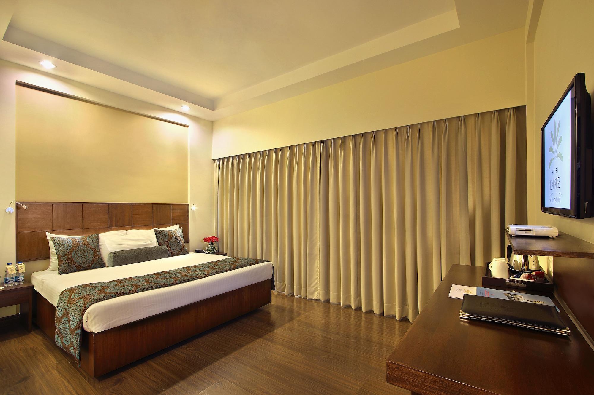 ואדודרה Hotel Express Towers מראה חיצוני תמונה