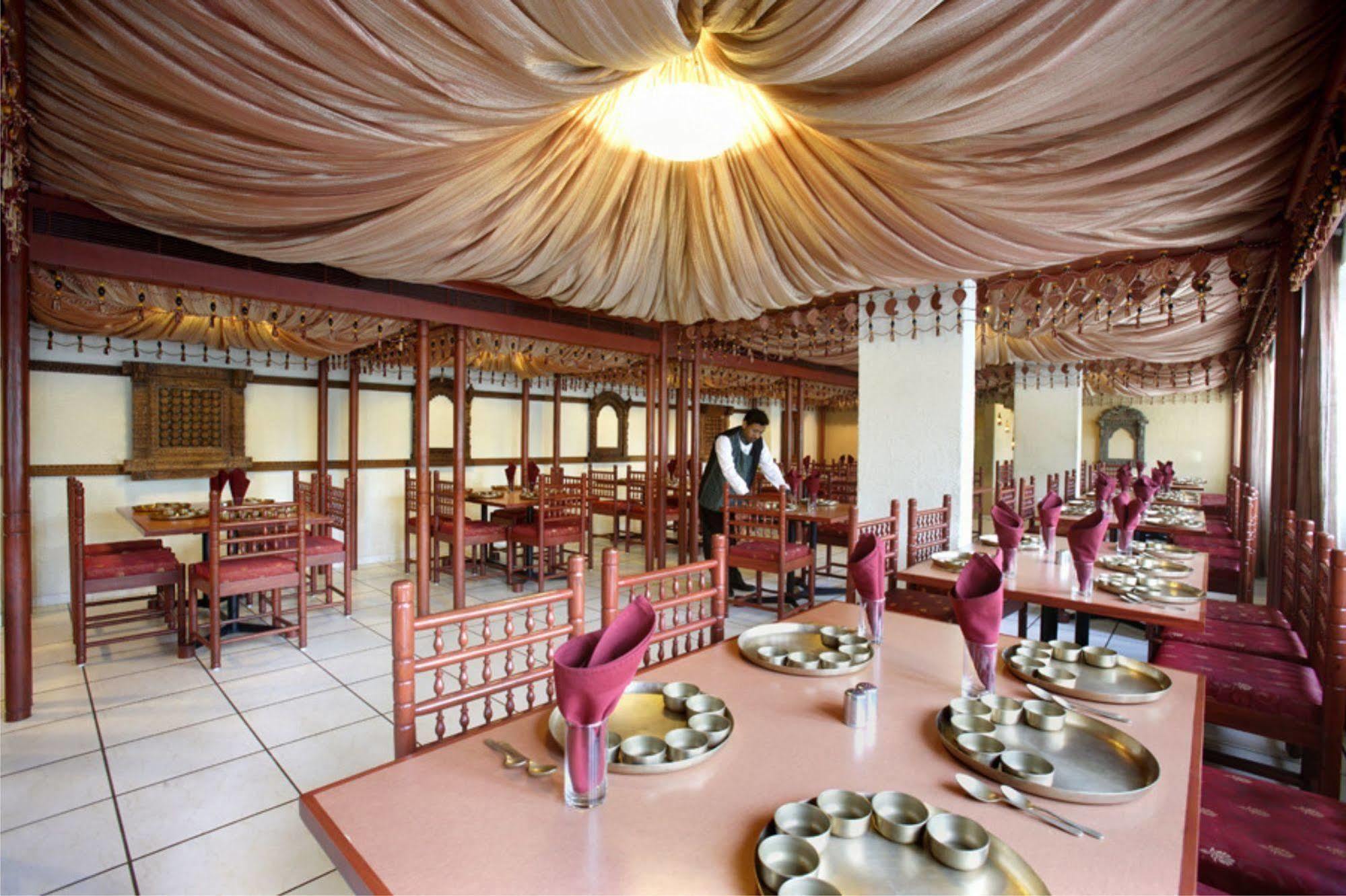 ואדודרה Hotel Express Towers מראה חיצוני תמונה
