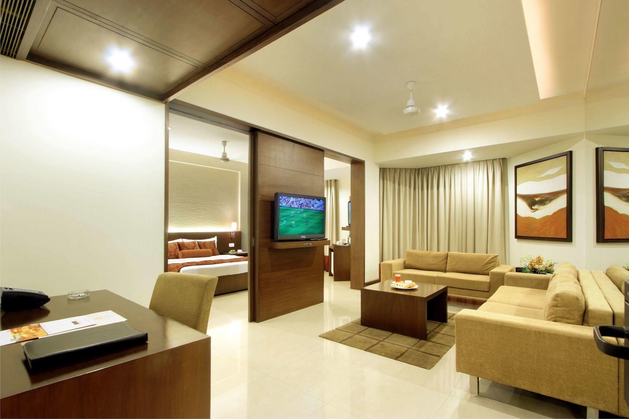 ואדודרה Hotel Express Towers מראה חיצוני תמונה