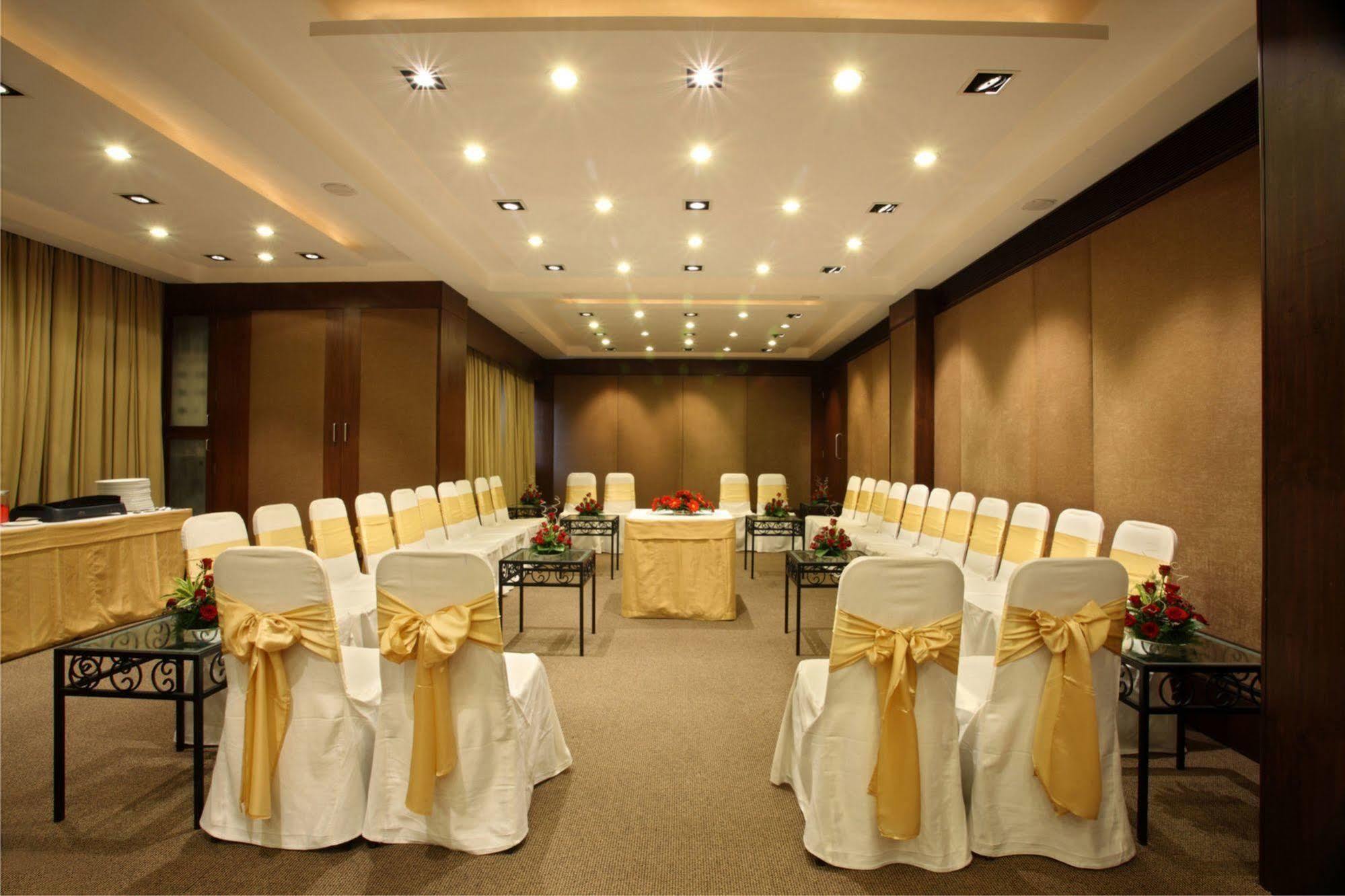 ואדודרה Hotel Express Towers מראה חיצוני תמונה