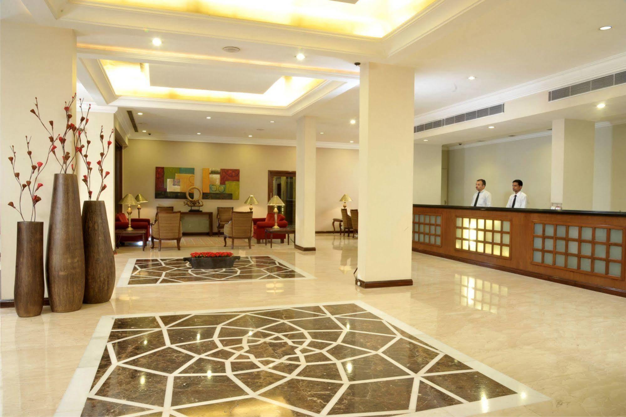 ואדודרה Hotel Express Towers מראה חיצוני תמונה